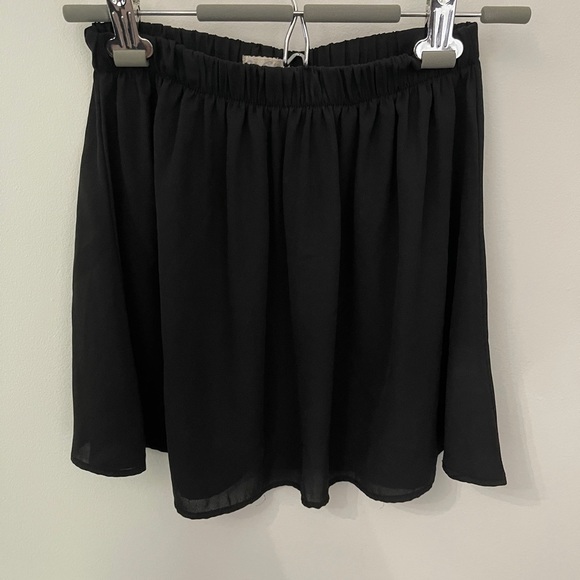 Black flowy skirt - Picture 2 of 3